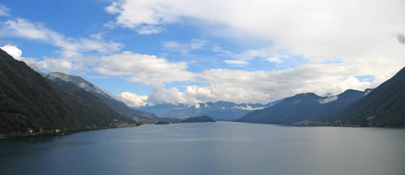 從湖泊和山脈的大視角來湖；Italia；全景圖；