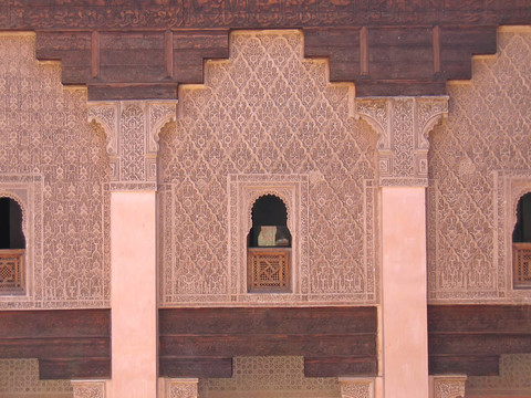 東方建筑與花磚和畫在墻上的，我culumns；Ben Youssef medersa；Marrack