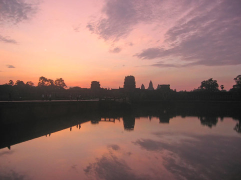 粉紅色的天空在帝國(guó)舊高棉市朝陽(yáng)；吳哥古跡吳哥寺廟；cambodgia；
