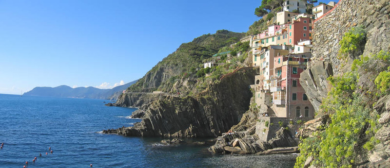 里奧馬哲雷懸崖在藍色的大海；五漁村；Italia；全景