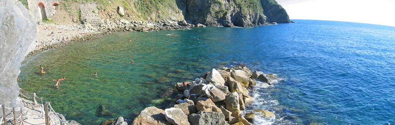 里奧馬哲雷河與藍(lán)色的大海；五漁村；Italia；全景