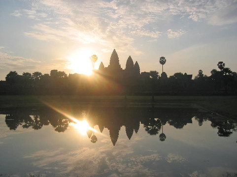 隨著太陽在帝國歷史的高棉城市日出；吳哥古跡吳哥寺廟；cambodgia；