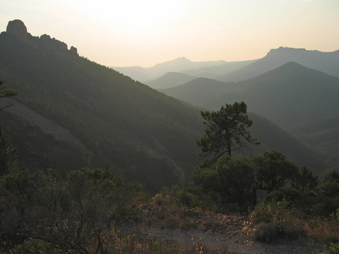 在普羅旺斯山日落；Esterel cap；阿祖爾法國南部海岸；