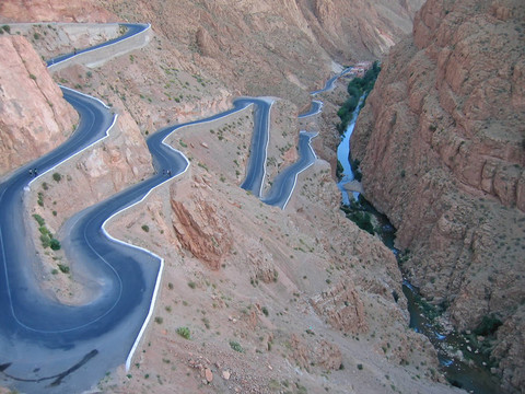 扭曲的路去了，在山的峽谷；三峽DADES谷；摩洛哥