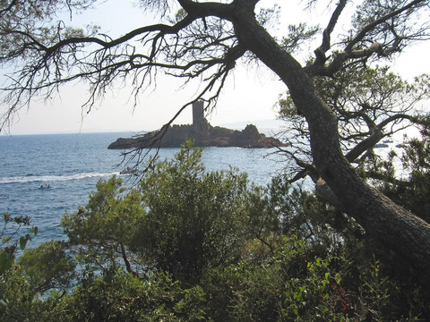 在一個(gè)小巖石島塔；Esterel帽；阿祖爾海岸；法國(guó)南部