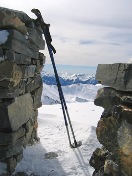 在避難所的高山兩skipoles；Les Orres阿爾卑斯山脈；法國；