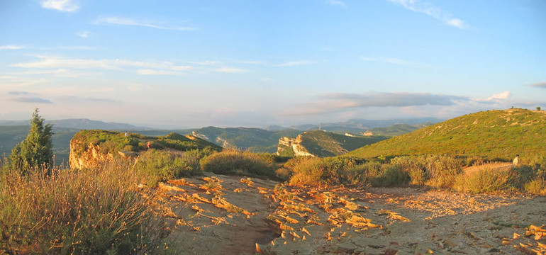 對(duì)暴民帽崖野生紅巖；卡西斯；馬賽；法國(guó)南部；全景