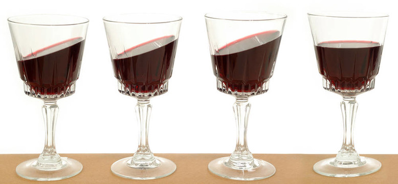 線的酒杯