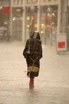 雨中的女人