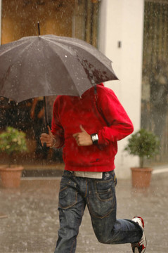 雨中奔跑的人。