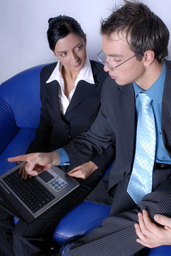 年輕的企業(yè)家夫婦