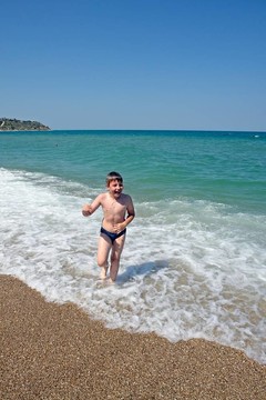 男孩在海灘上