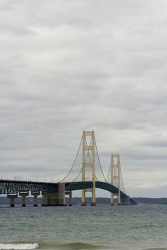麥基諾橋