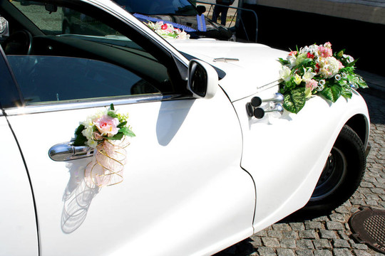 剛結(jié)婚的豪華轎車
