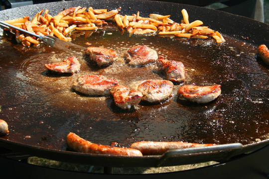 烤的食物。肉；馬鈴薯；香腸。