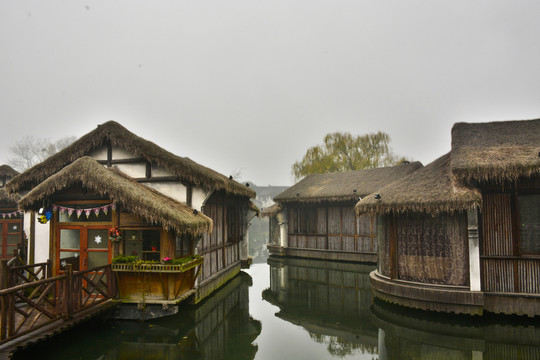 旅游景區(qū)茅草屋