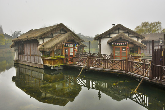 旅游景區(qū)茅草屋