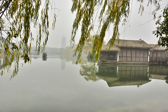 旅游景區(qū)茅草屋