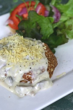雞餅和沙拉