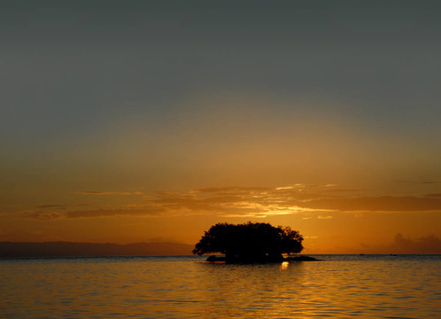 熱帶海洋日出與島嶼