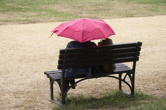 帶粉紅色雨傘的女人