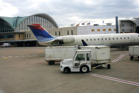 關(guān)閉一個(gè)飛機(jī)和貨運(yùn)車