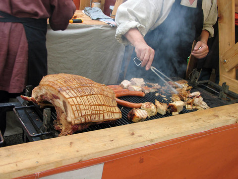 烤肉架上的肉