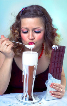 美麗的女人與甜點