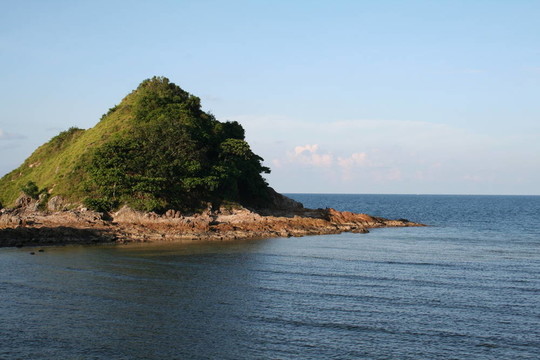 海邊的山