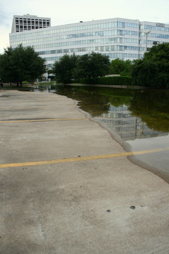 雨天后的建筑透視