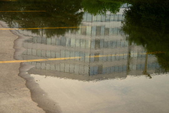 雨天后的建筑透視