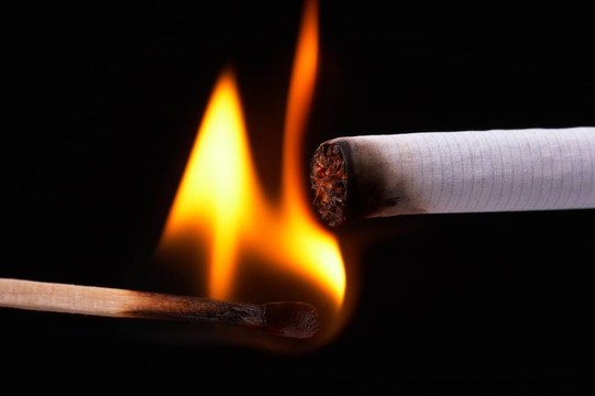 點(diǎn)燃一支煙