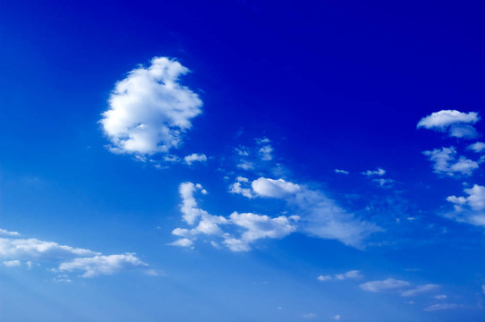 天空。