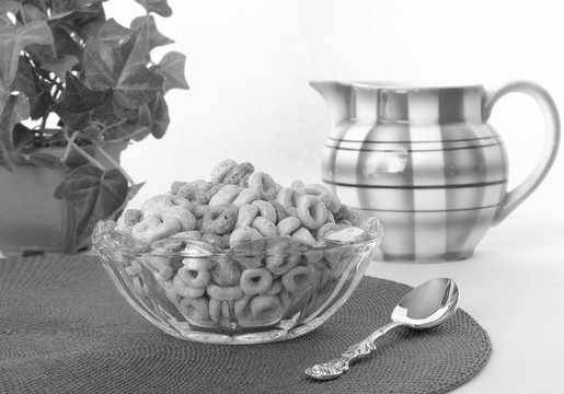 燕麥麥片在黑色和白色的玻璃碗里