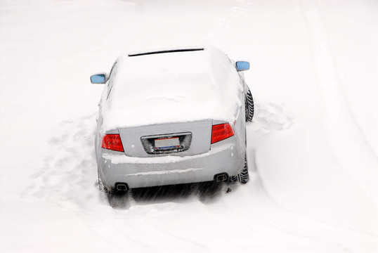 被遺棄的車在雪地里