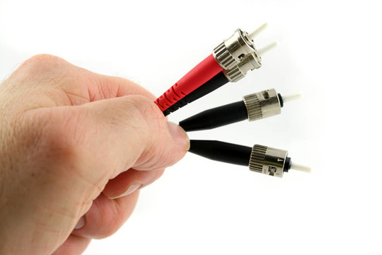 光纖計算機電纜握在手里