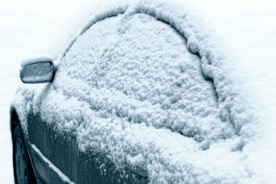 汽車在鎮(zhèn)上的降雪