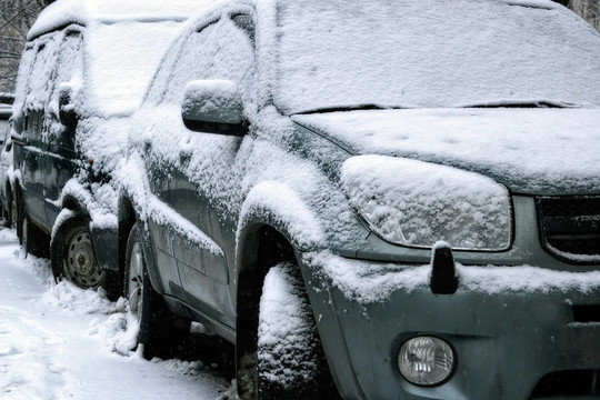 汽車在鎮(zhèn)上的降雪