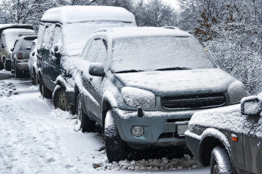 汽車在鎮(zhèn)上的降雪