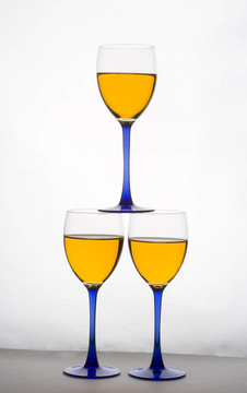 堆疊的酒杯