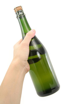 手持香檳酒瓶