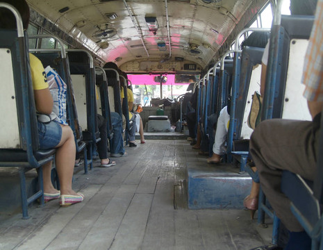 在公共汽車上