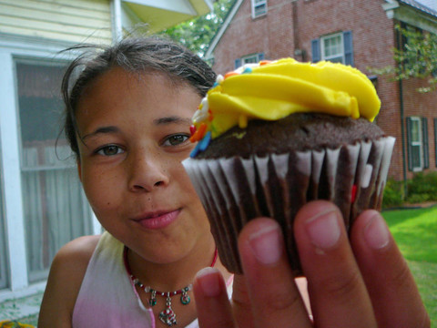 女孩Hollding Cupcake
