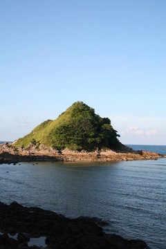 海邊的山