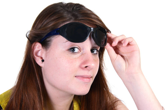 和Sunglasses Raised的女孩