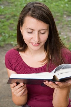女孩讀這本書(shū)