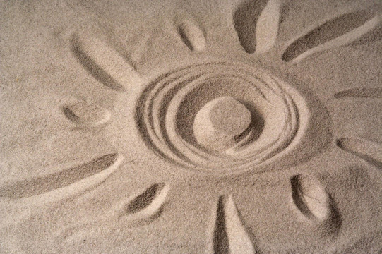 在沙灘上畫一個(gè)太陽