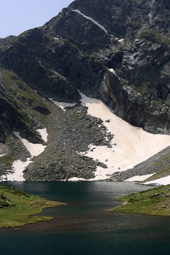 山上的湖