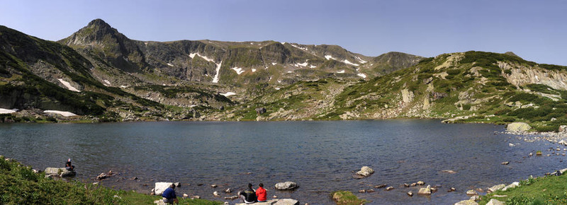 山上的湖