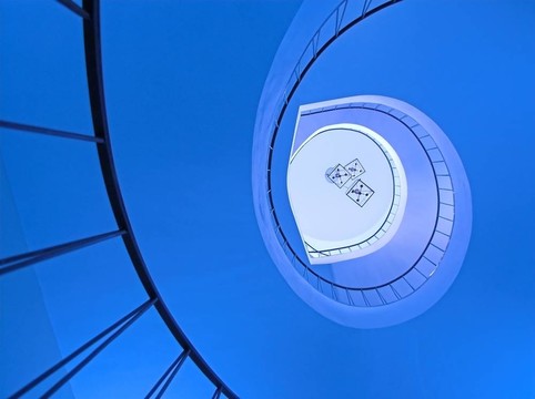 螺旋樓梯中的藍(lán)色